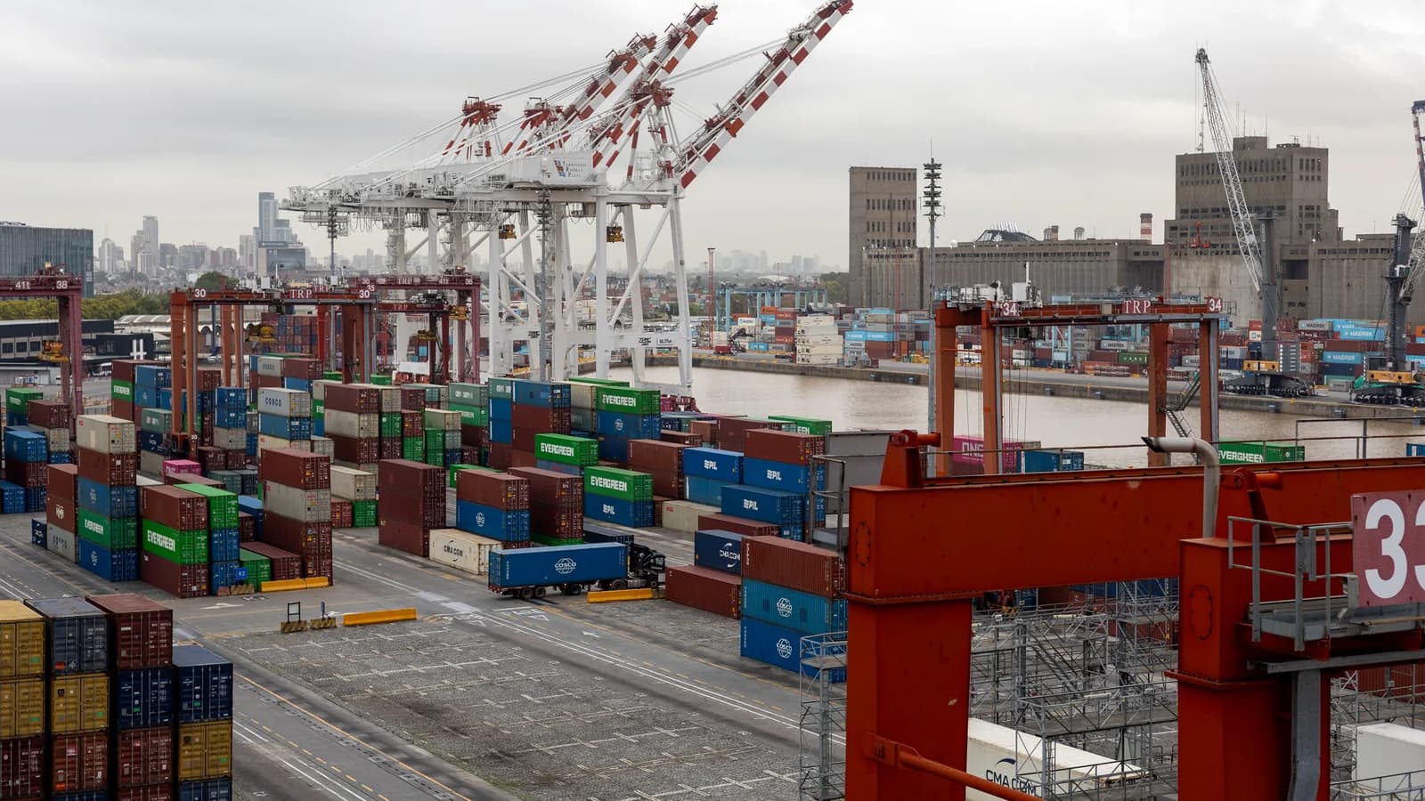 Port cranes and containers for export shipment coordination